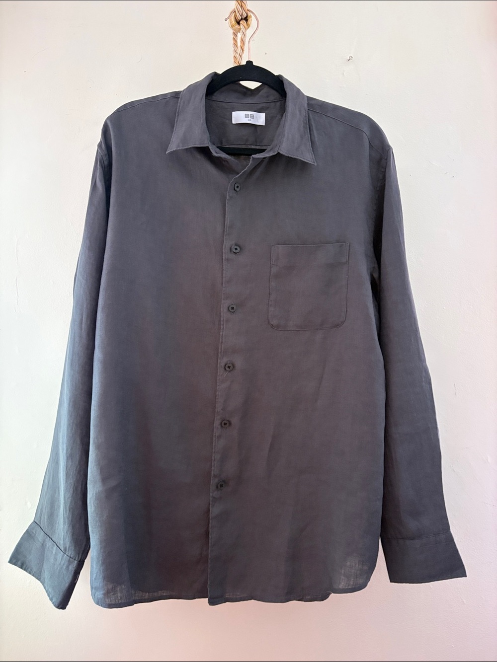 Uniqlo Men's Button-Down Long Sleeve Shirt in Charcoal Gray. 100. Linen